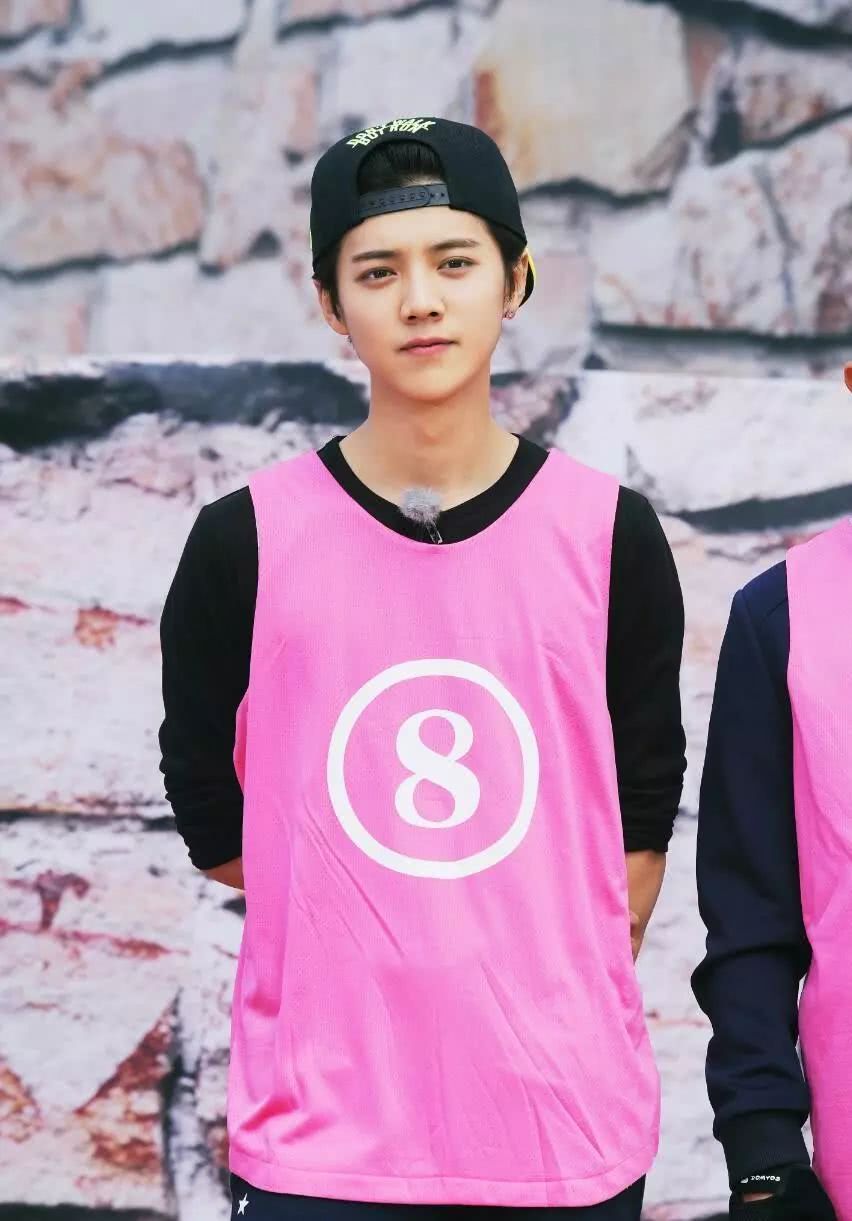 鹿晗背景有多强大？时尚芭莎主编喊他少爷，王思聪都不敢轻易评价