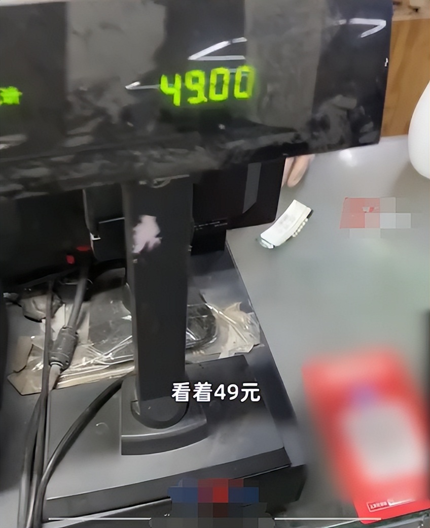 超市买42元的东西收费49元，收银员算三次三个价格，真的太离谱了