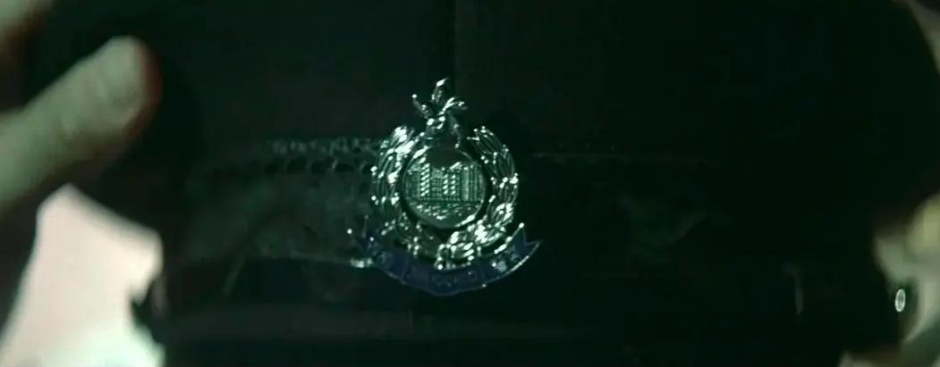 摘皇家*徽警**，无误差手表，放5次烟花，8部细节拉满的回归题材电影