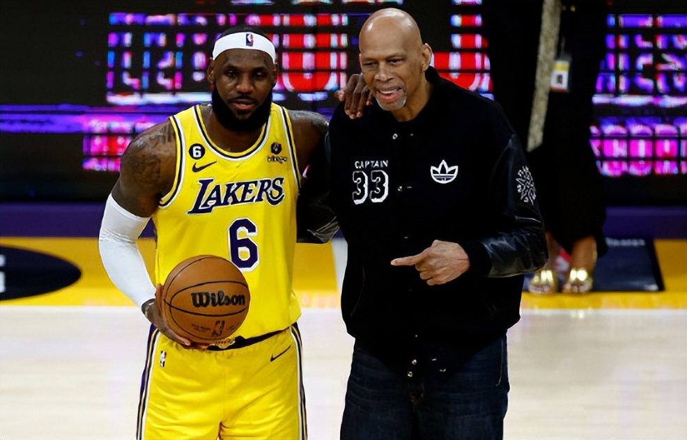 传奇加冕之夜难掩输卡位战遗憾，詹姆斯赛后采访暗示有离队可能？