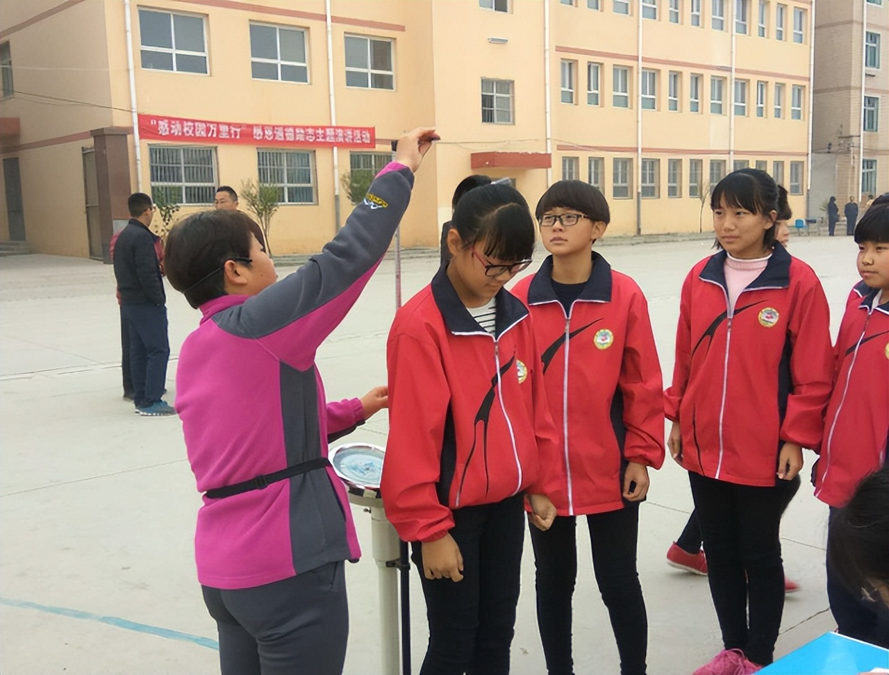 初中生的标准身高应该是多少,2020初中生身高标准对照表