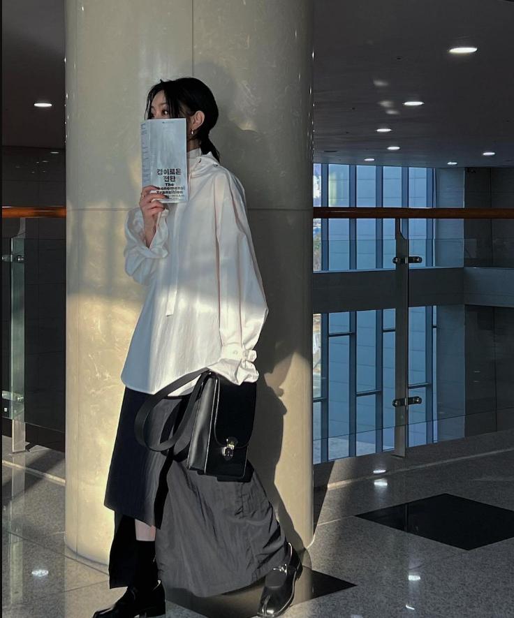 韩国的ins时尚博主tmbming她的风格很适合喜欢简约风穿搭的小姐姐