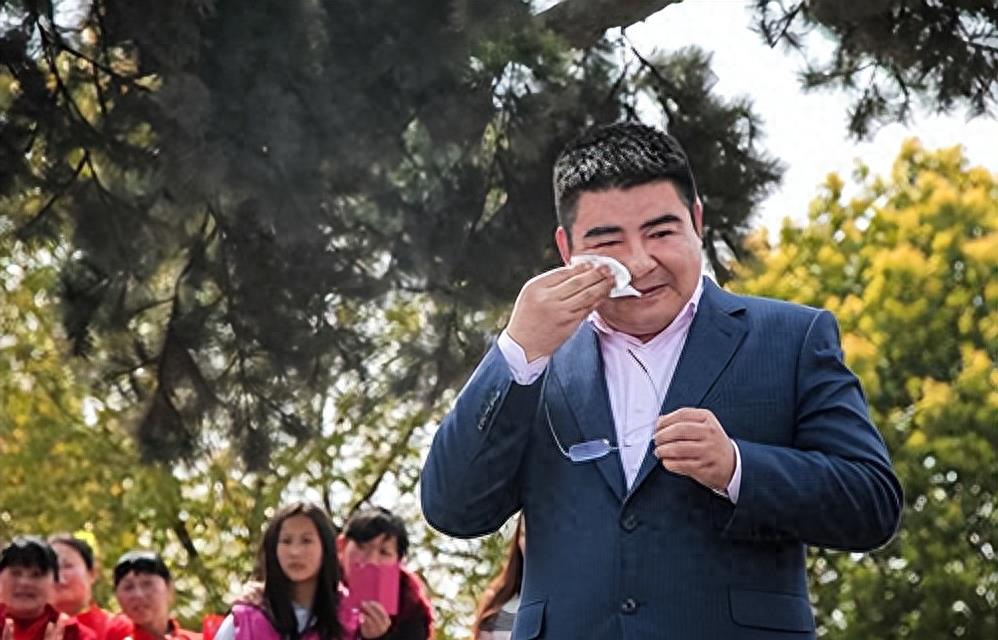 他把现金堆成山，高调捐款20亿后“消失”，如今出现在家种地？