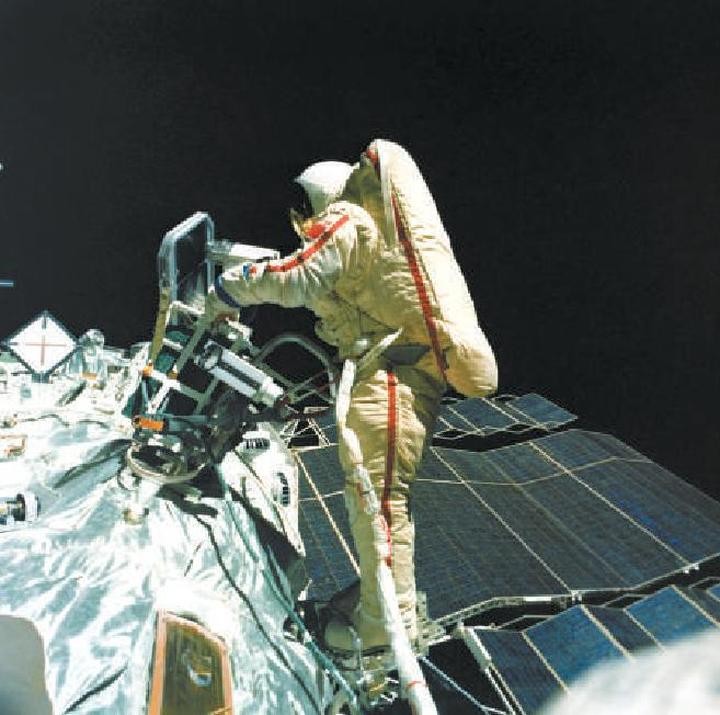 女航天员上太空,遇到生理期怎么办?太空环境会影响生育吗?