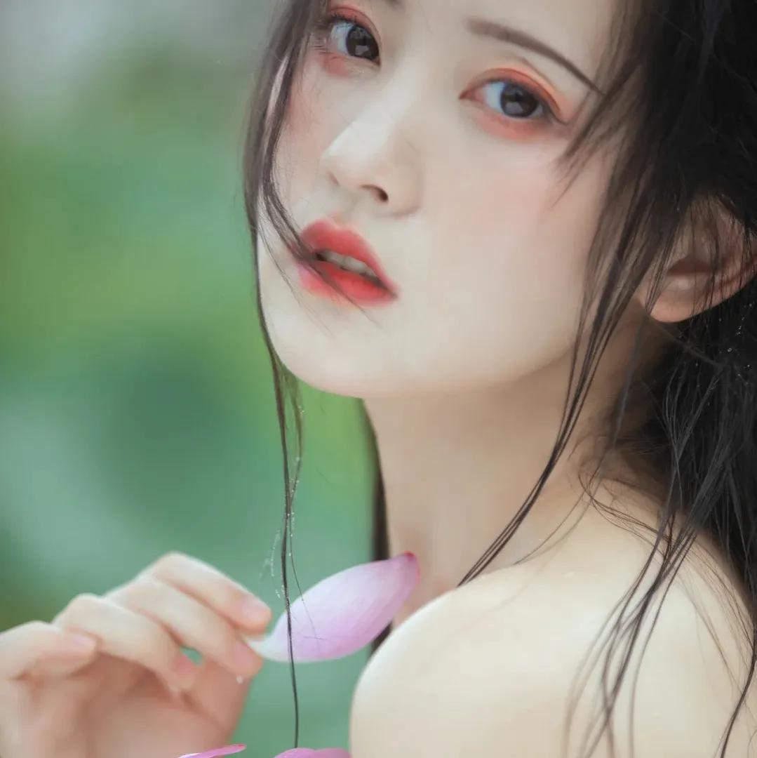 皇帝叔敖煊一向自认为女人是不过是他利用的工具，可她却成了例外