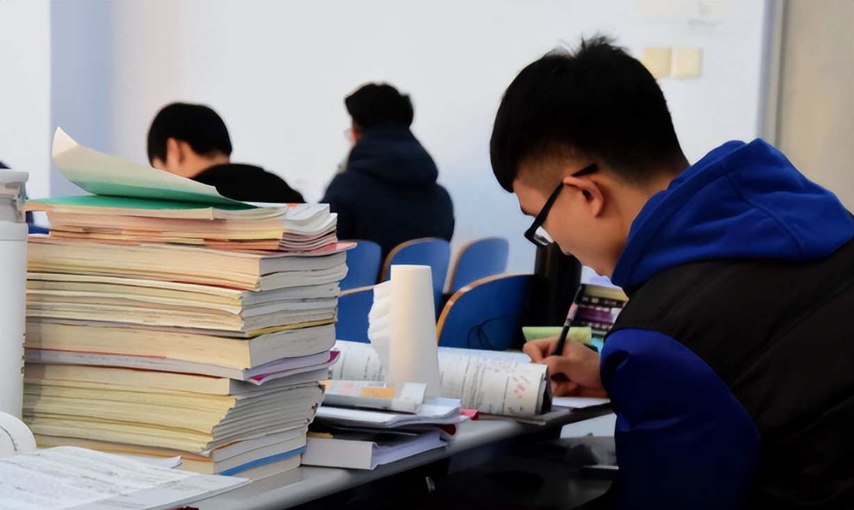 “清华有啥了不起”，因女儿高考打折的凉菜摊，被网友嘲讽到关门