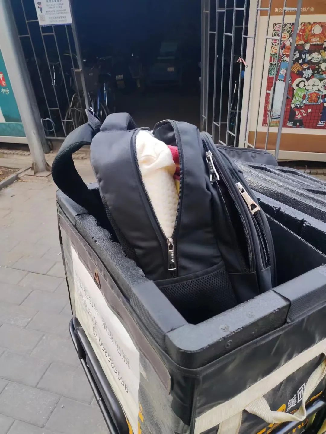 外卖骑手超负荷运转，每天工作14小时，怕被封住朋友车里半夜被冻醒，有人睡天桥底下有人随身背睡袋