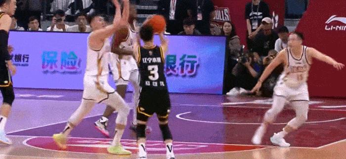 赵继伟三分张镇麟补扣,赵继伟从中场滑到三分线