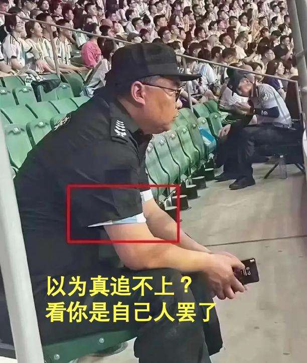 球迷冲进球场拥抱梅西跑了多少米,球迷冲进场内拥抱梅西全过程