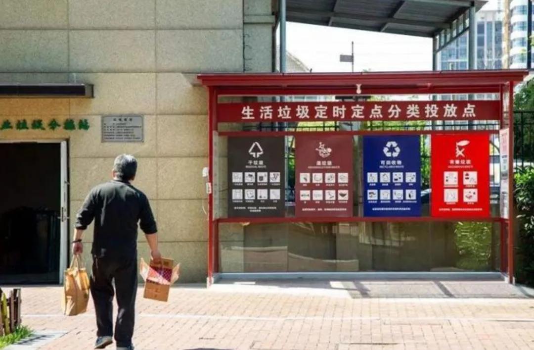 日本球迷输球后暴怒,世界杯日本球迷震撼催泪时刻