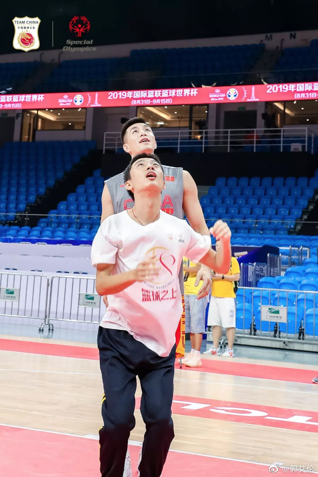 郭艾伦潘玮柏篮球,邓超郭艾伦完整视频