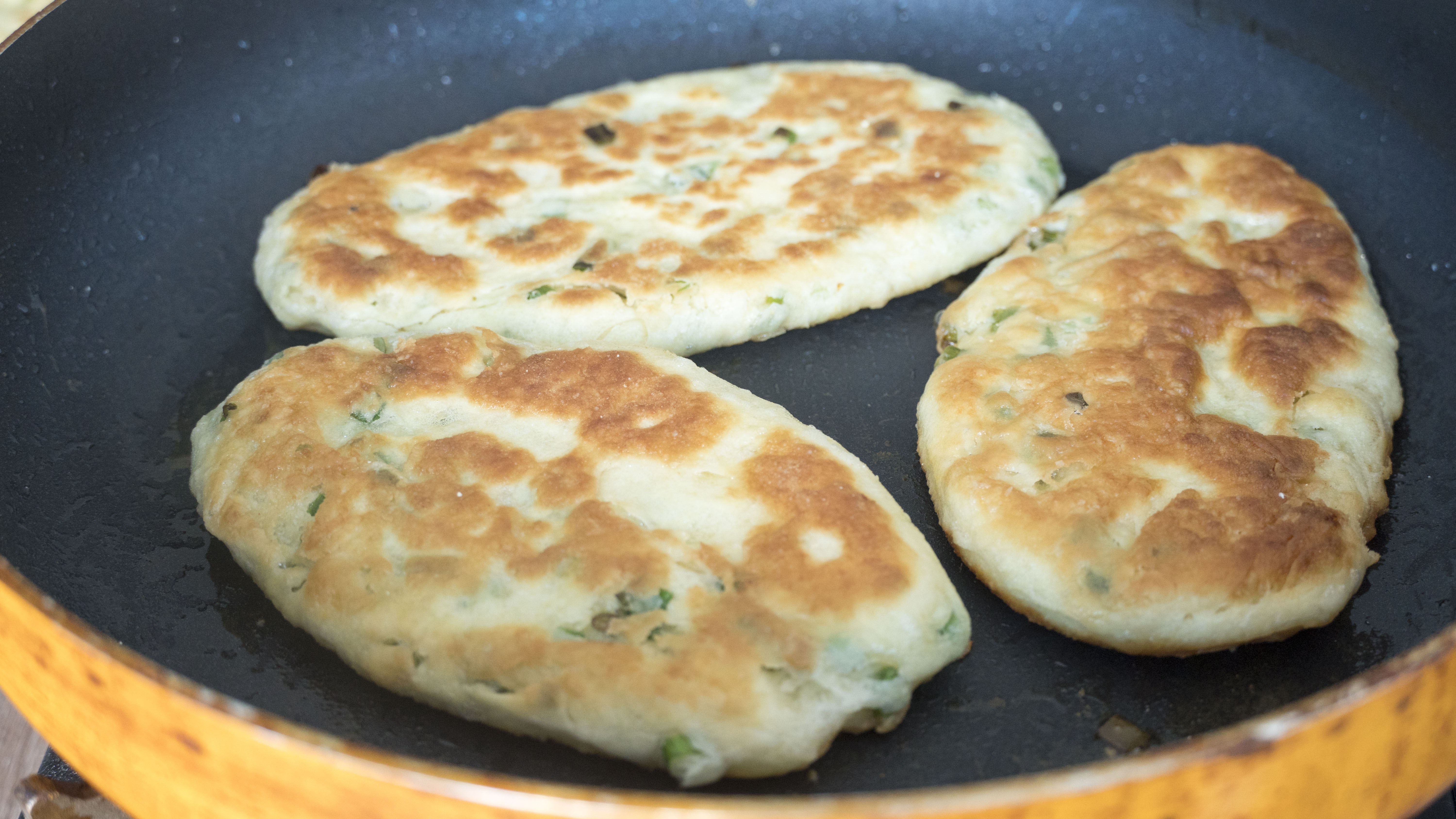 面粉这样做酸甜可口出锅瞬间抢光,面粉的独特做法每一口都酥掉渣