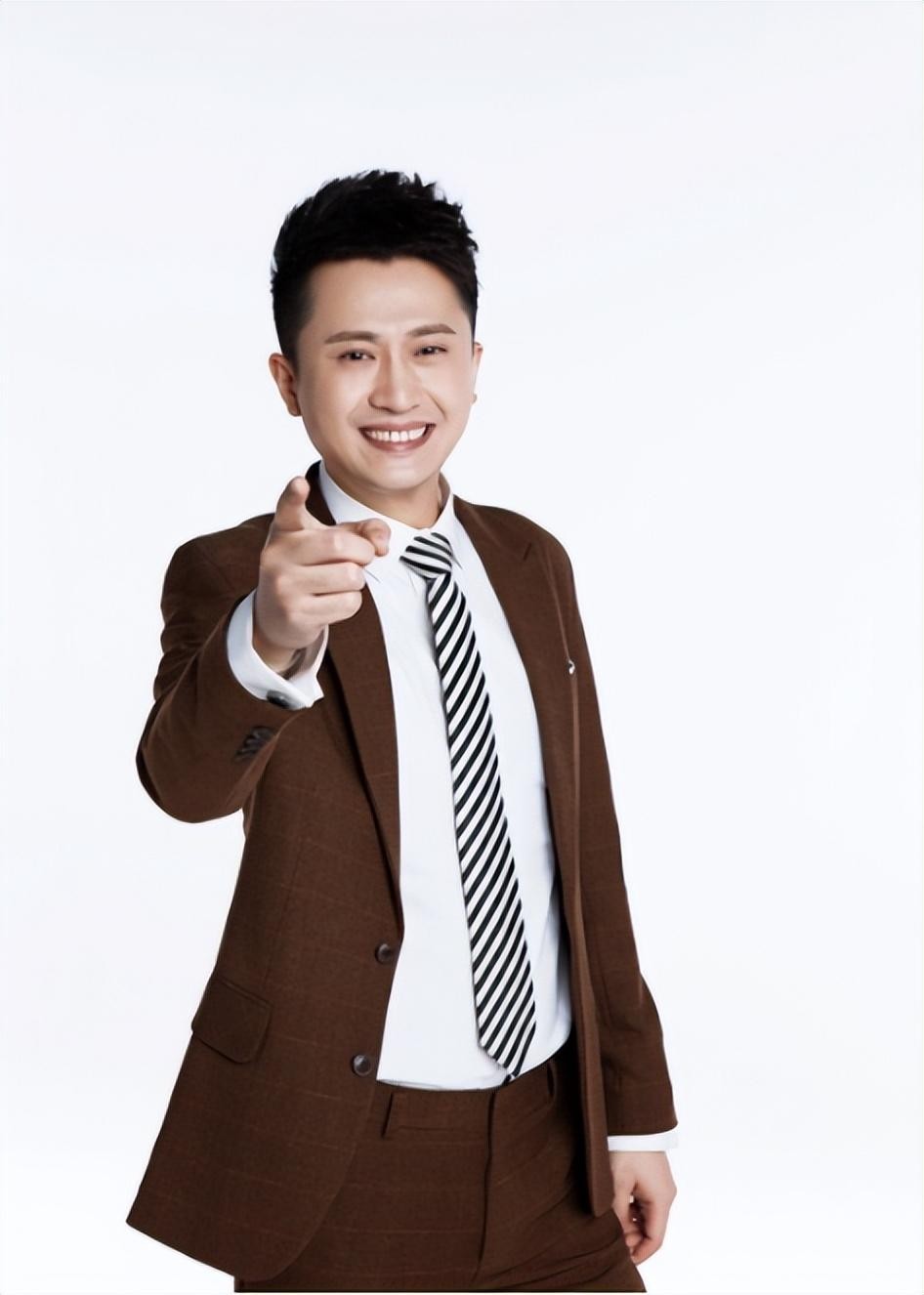 央视主持人杨帆：娶初念女友，如今家庭事业双丰收，他有何魅力？