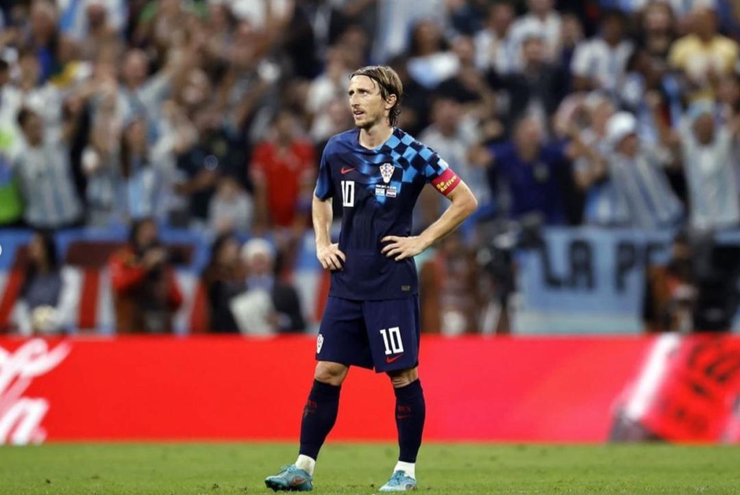 球迷爱看球,c罗梅西莫德里奇合照