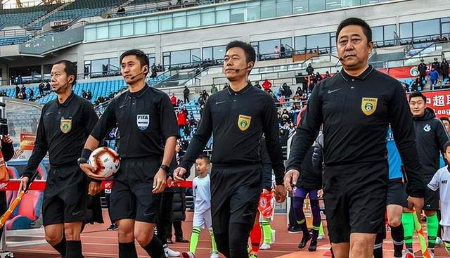 千疮百孔：病态中的中国足球，外援受贿，足协重组，裁判无视规则