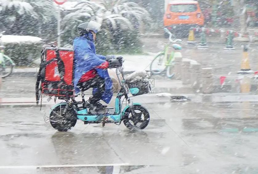 电动车电满了就是开不了怎么回事,电动车插电显示满电是哪里问题