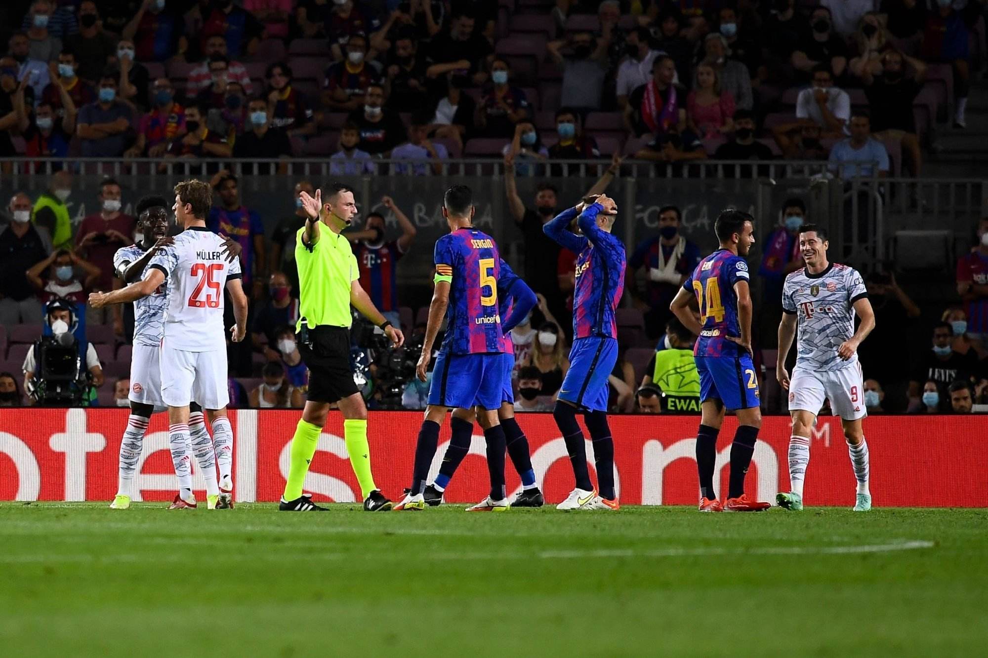 巴萨加油现场原声,巴萨2:8拜仁在诺坎普