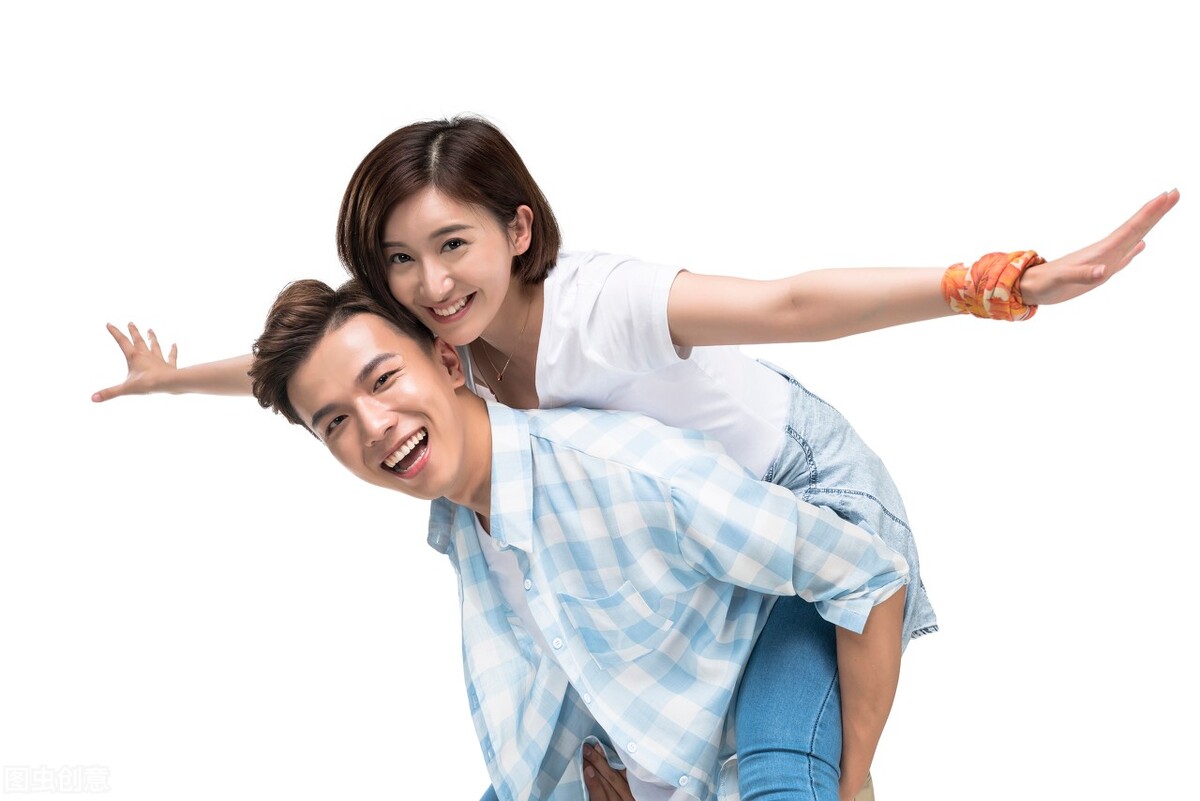 男子因感情问题跪下,男孩为了心爱的女孩被迫下跪道歉