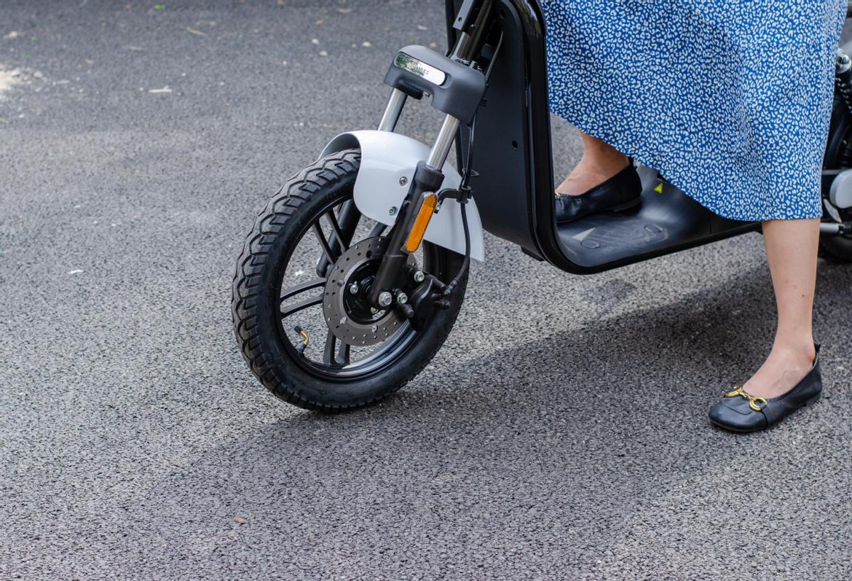 摩灵moi电动车银色,摩灵moi电动车视频