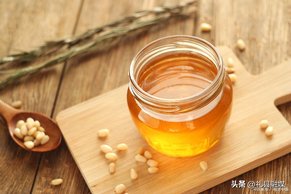 早晨一杯蜂蜜水能提高免疫力,每天早上喝一杯蜂蜜水对皮肤好吗