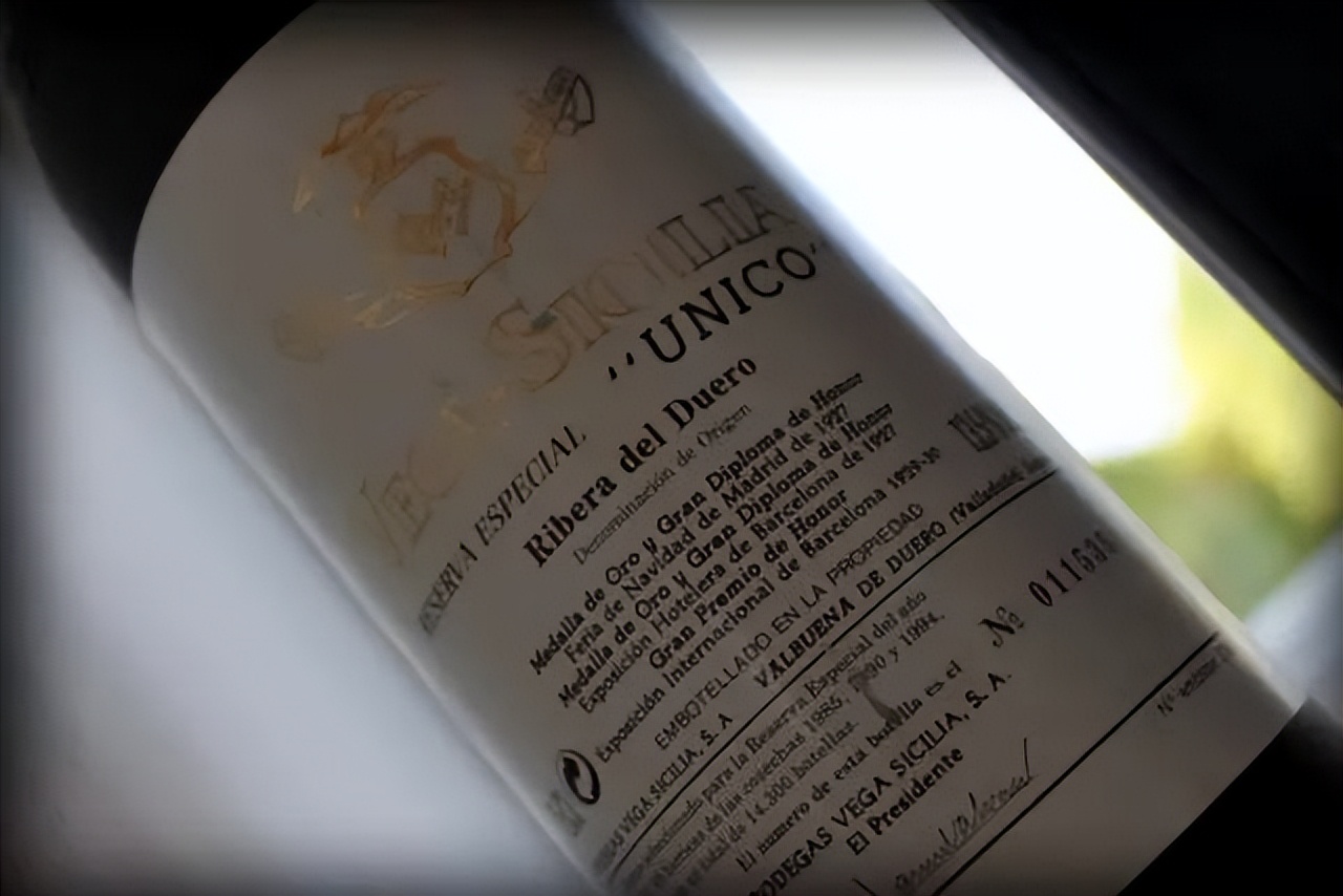 酒瓶身没有标签是真酒还是假酒,酒没标固态标识是纯粮的吗