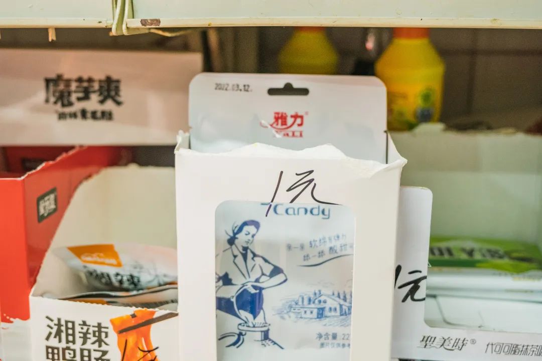 校门口的小店从来没有让人失望,校门口小店生意火爆