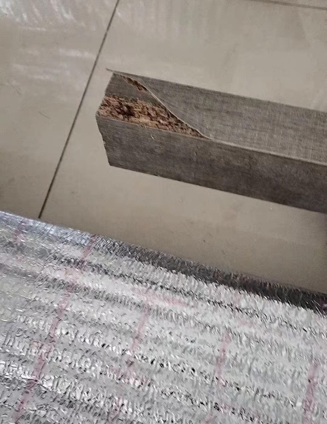 闲鱼购买样品家具，去店里拿货发现多处损坏，商家称“买的就是破烂”！