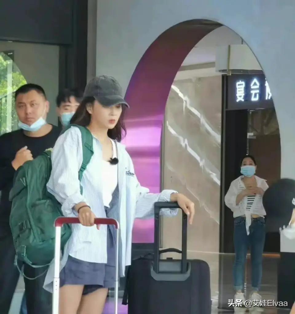 殷桃的穿搭,殷桃穿低领上衣亮相气质