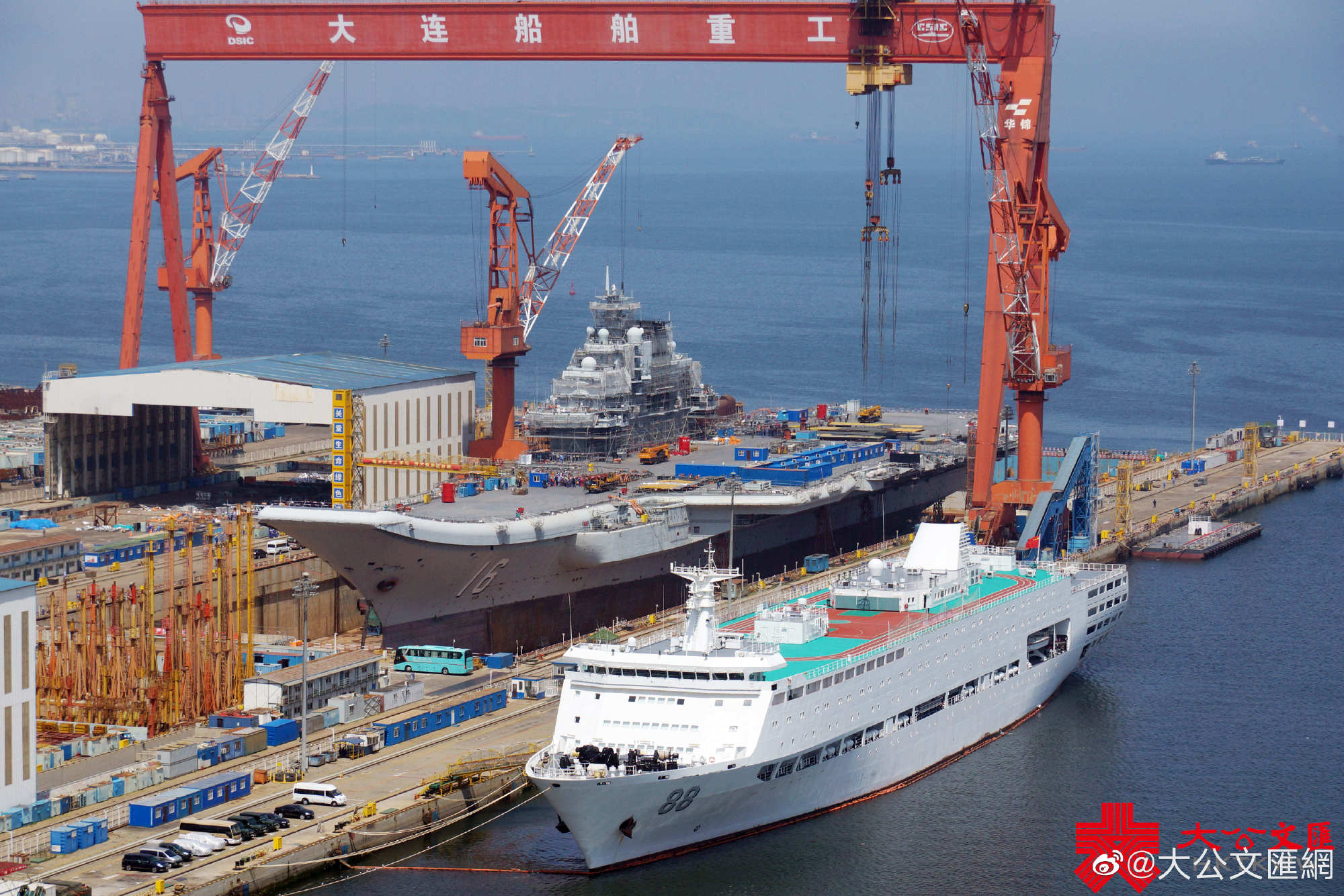 辽宁舰要升级电弹？斜角甲板搭建长条铁皮屋：辽宁舰也要上电弹？