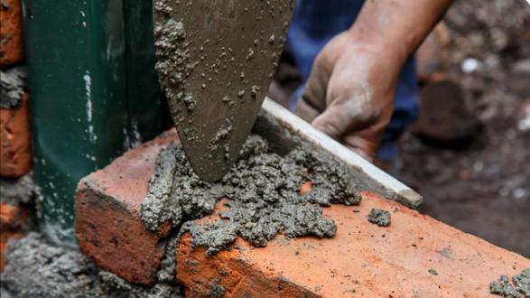 江苏穷小子，13岁工地搬砖白手起家，如今身家1400亿，成江苏首富