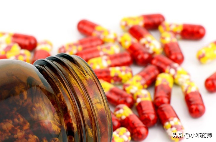 异维a酸可以和维生素b一起服用吗,服用异维a酸软胶囊几天开始爆痘