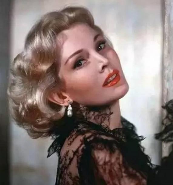 “最高级的*女妓**”：嫁老头撩鲜肉，9婚8离，与美国总统闹绯闻