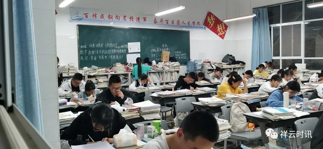 传承红色精神争做时代楷模,传承红色基因争做新时代标兵