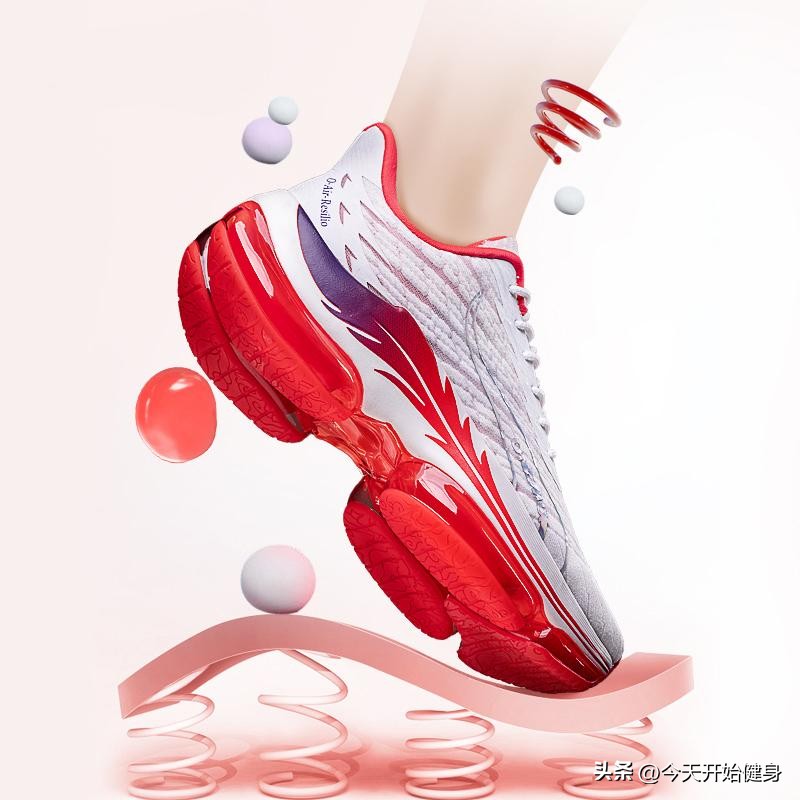 深蹲训练穿跑鞋还是篮球鞋,穿力量鞋深蹲有助于跑步吗