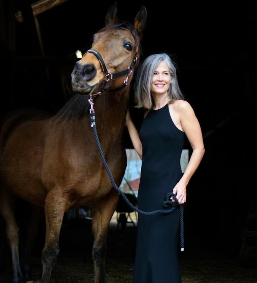 50岁女人有白发剪什么样的发型,四十多岁女人白发多适合什么发型