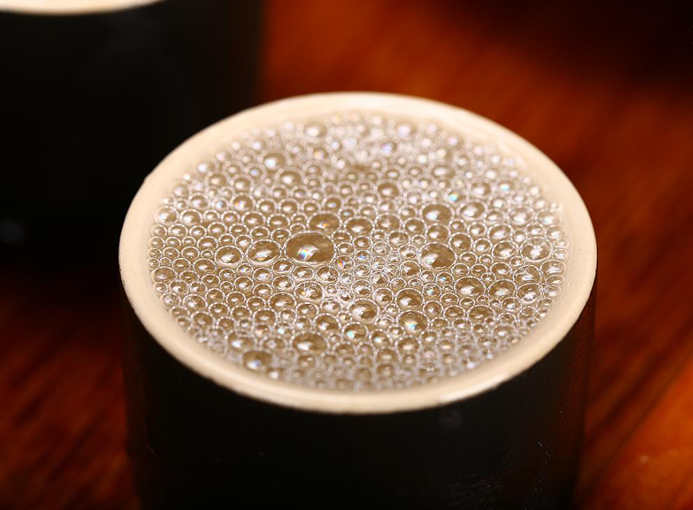 广东一大爷晒酒柜引发网友热议，行家：都是便宜酒，想买都买不到