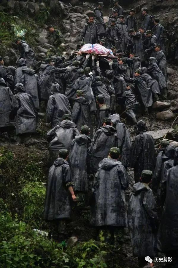 汶川地震15周年：100张照片，100个让人泪流满面的瞬间