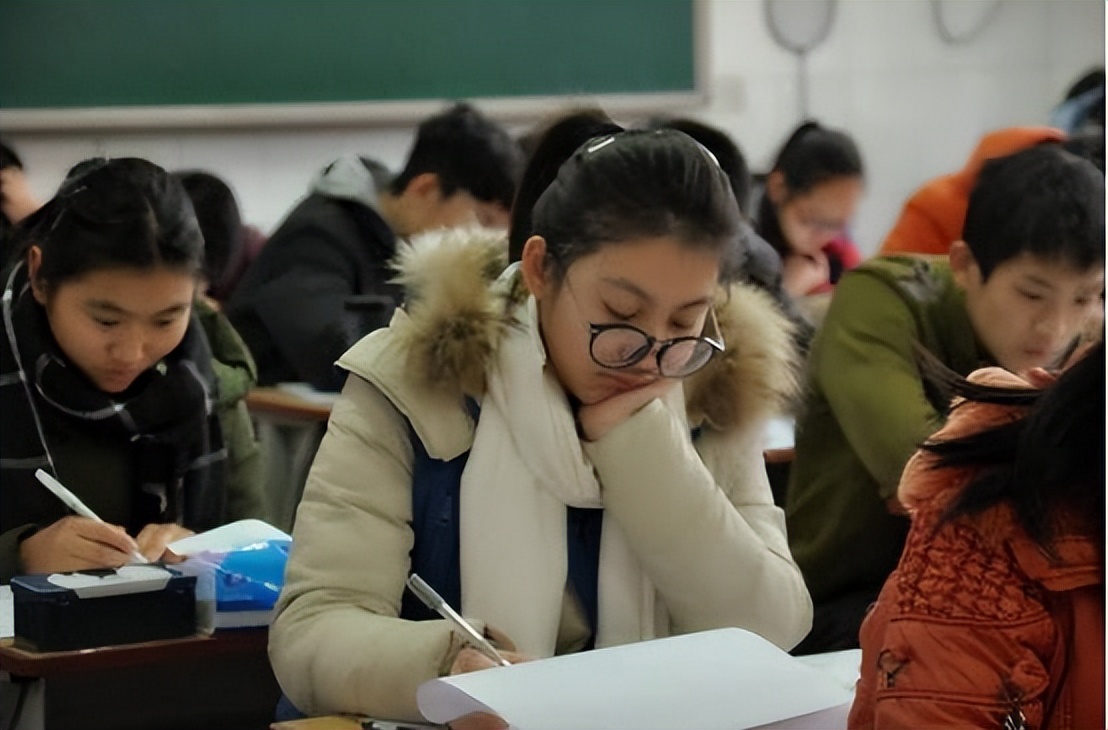 大学体育男老师露8块腹肌,男学生被老师叫上讲台展示腹肌