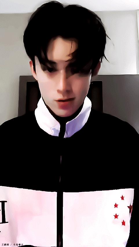 王鹤棣出席活动微博惊艳,王鹤棣一夜爆红的反应