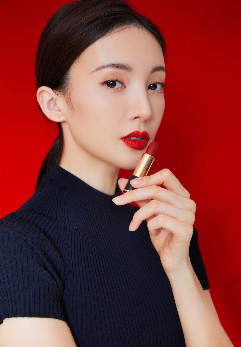 怎样淡化唇纹润唇,8种减少唇纹美白润唇的小技巧