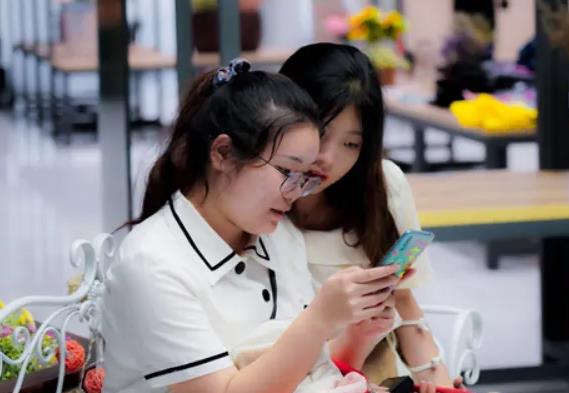 花20几万读大学，当月薪3千的前台，一女大学生的吐槽引人共鸣