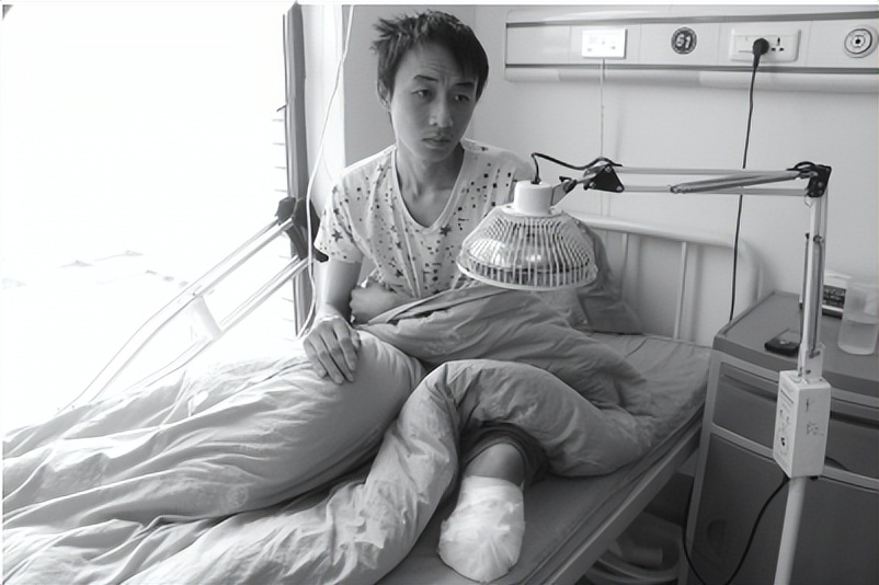 柴房惊现“烂草蛇”！广东66岁老人被咬伤！这是什么蛇？有多毒？