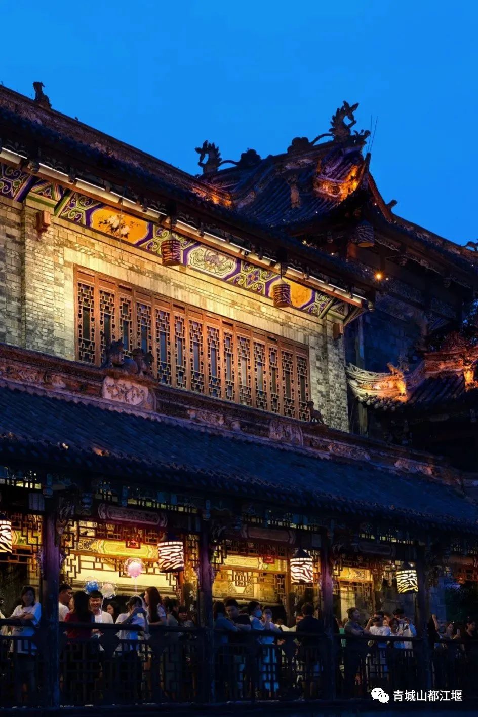 初秋城市漫游指南！都江堰8大爆款夜游地全在这里，吹河风尝美食get暴走两万步的畅快~