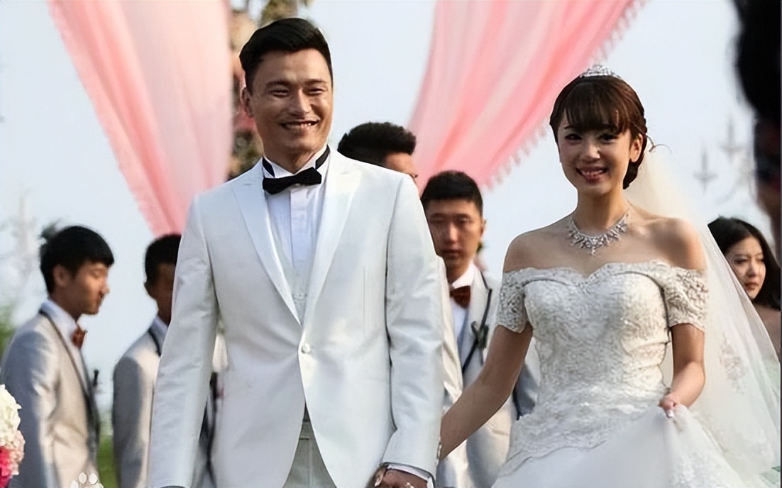 国足太太团斗艳美如画,国足太太团真实身材