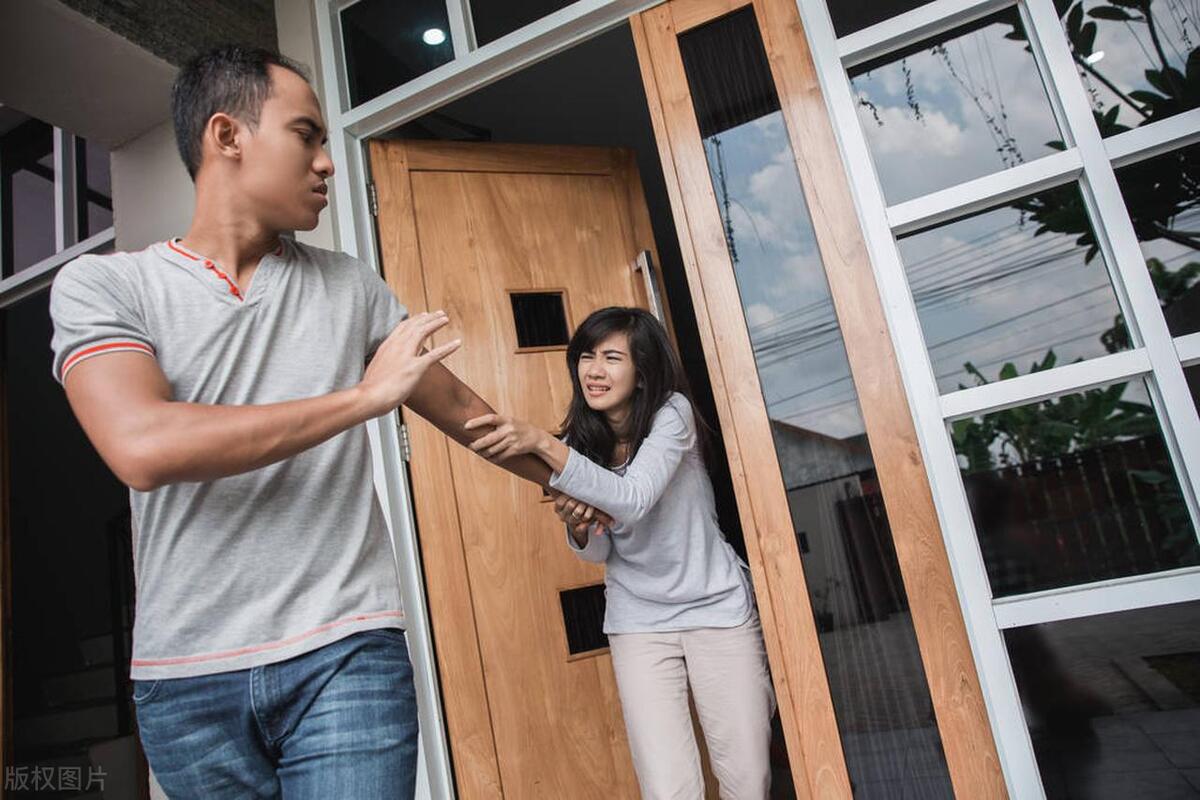 女子被丈夫家暴拖进电梯,女子疑似家暴后被拖进电梯