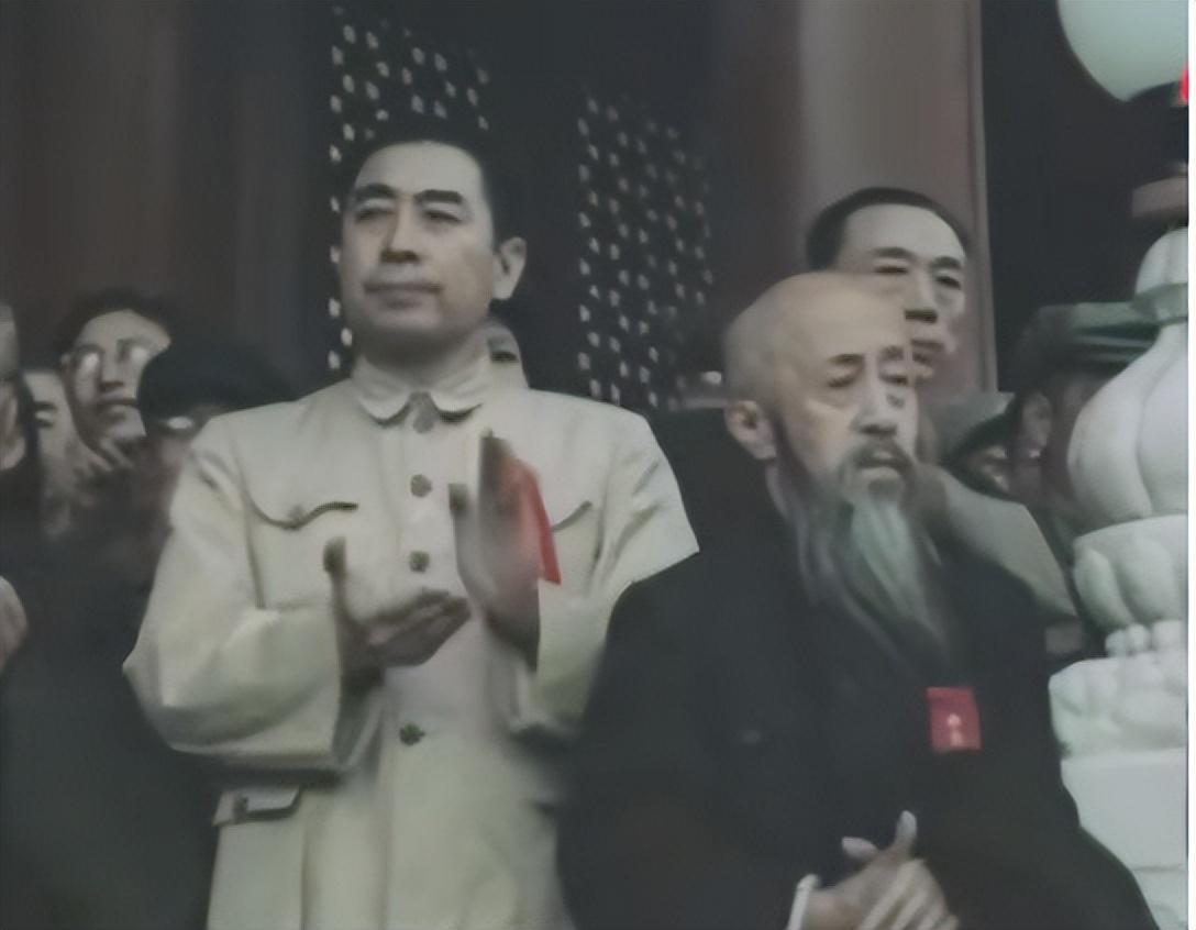 女子身着日本侵华军装露脸,女子穿日军军服拍照被抓