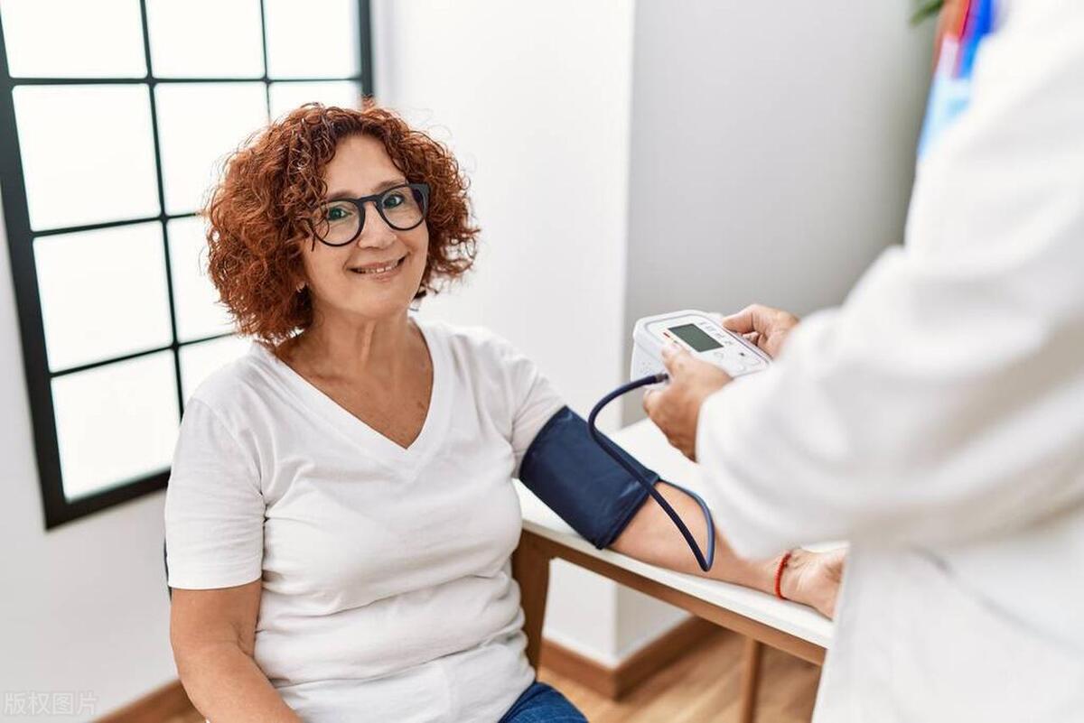 妈妈60岁了手上有好多斑点是什么,妈妈66岁额头上长了很多横纹