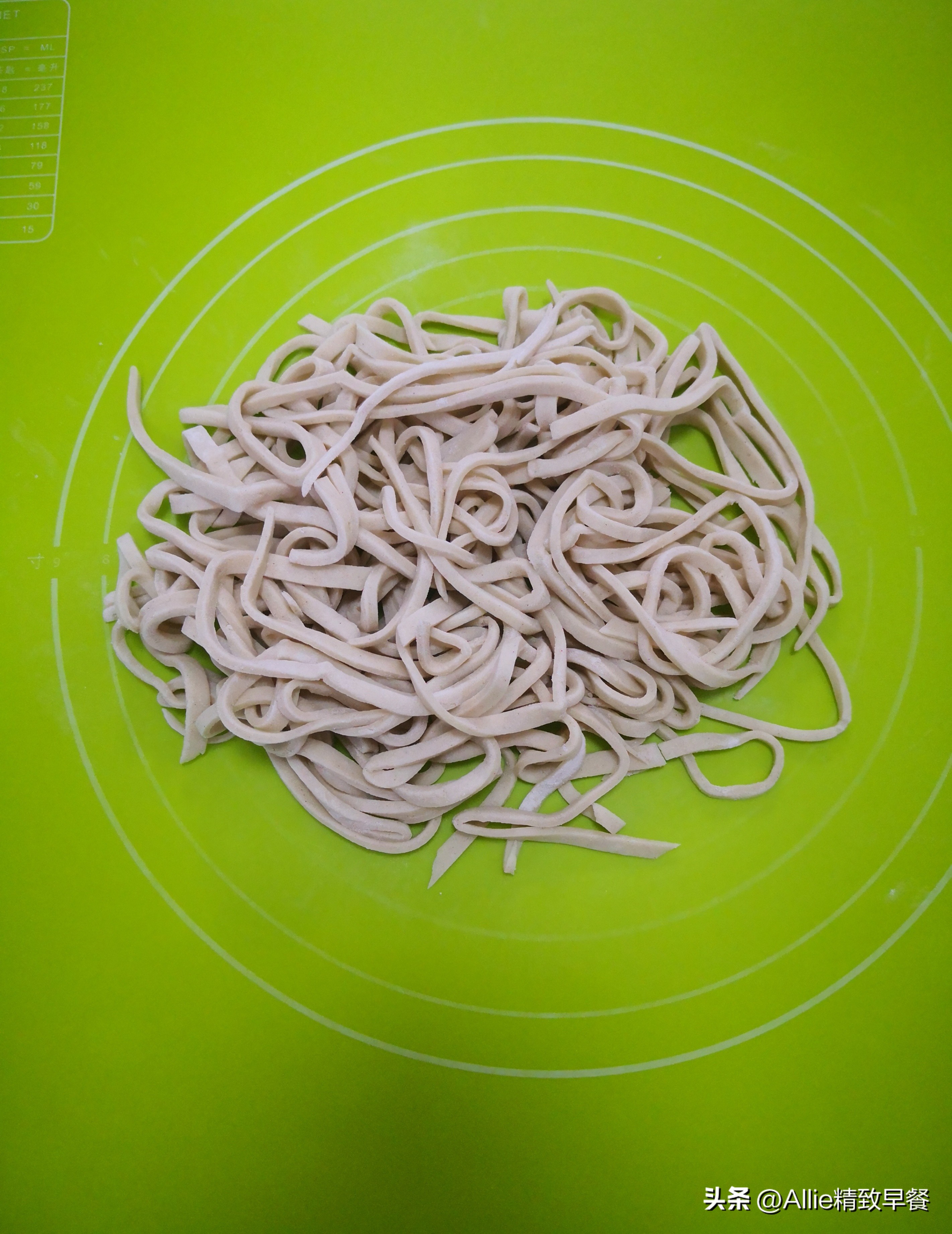 生面条做焖面怎么老是粘锅,焖面怎么做才能软烂不粘锅