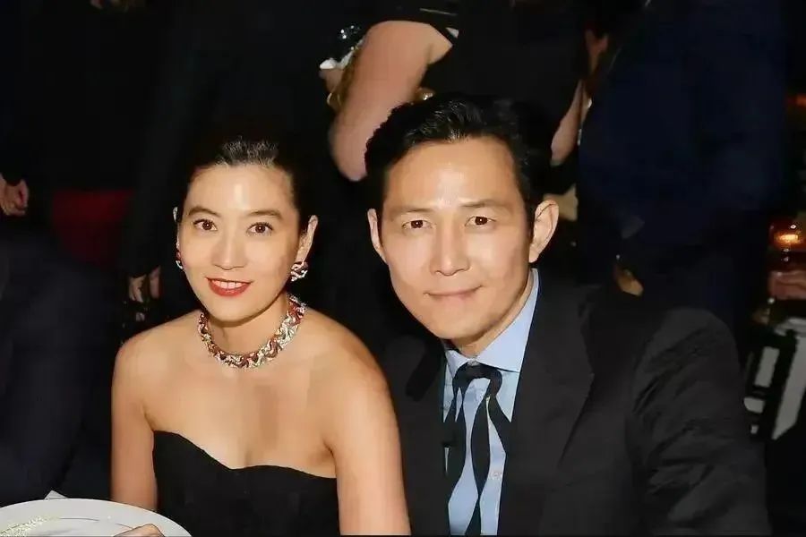 花141亿离婚后,52岁的她回春了