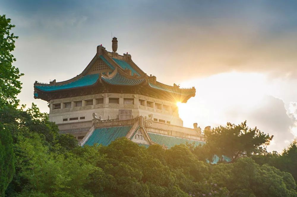 湖北“超美”大学：占地5195亩，宿舍6部电梯，坐拥26栋*物文**建筑和1000株樱花！